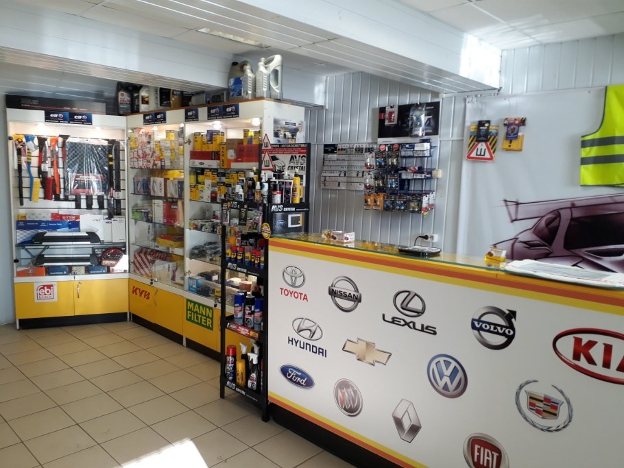 Интерьер магазина автозапчастей
