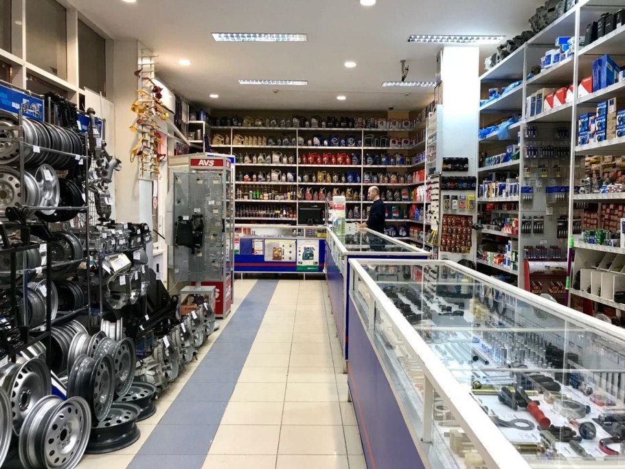 Интерьер магазина автозапчастей