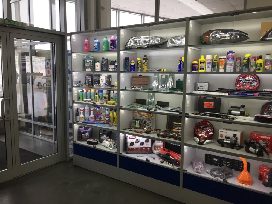 Интерьер магазина автозапчастей