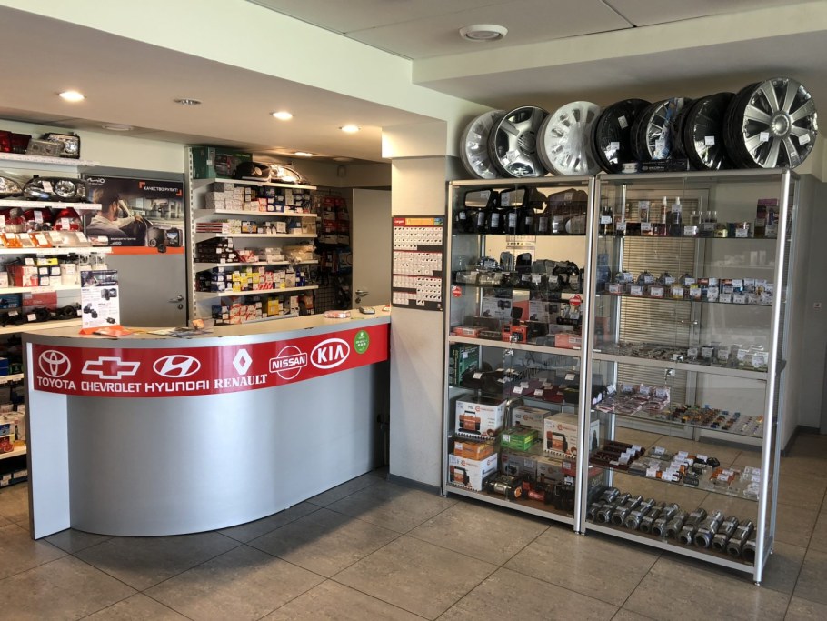 Интерьер магазина запчастей