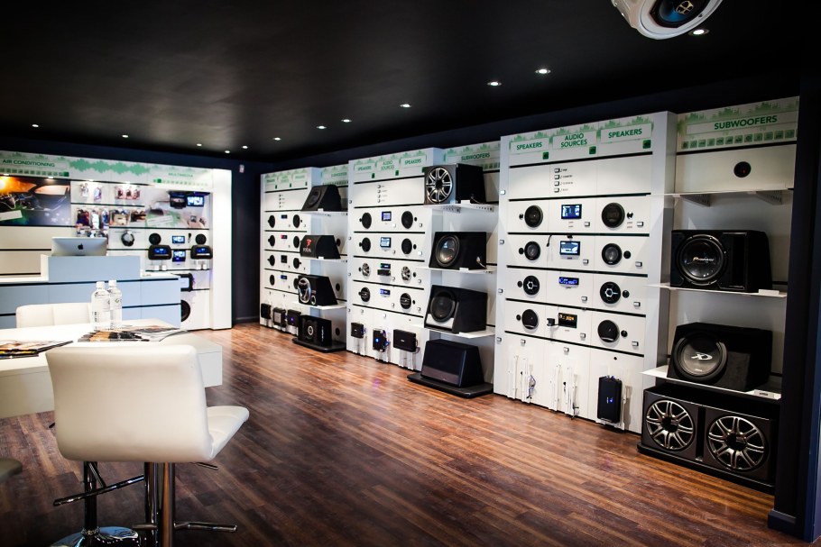 Интерьер магазина автозапчастей