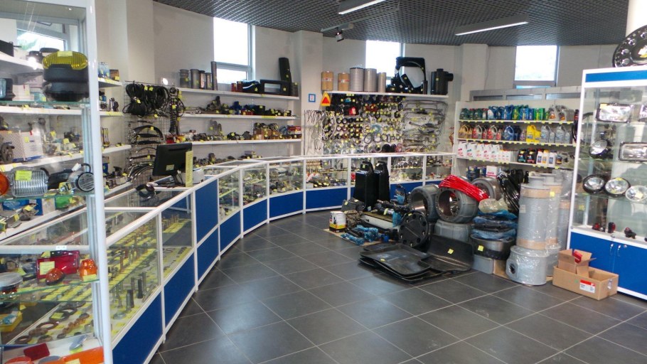 Интерьер магазина автозапчастей