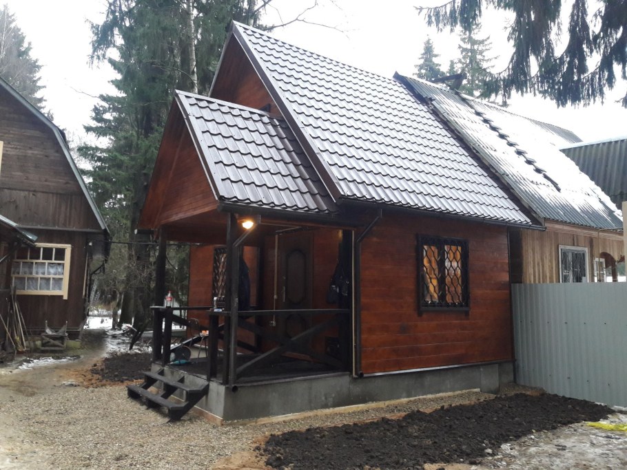 Перестроенные дома в деревне