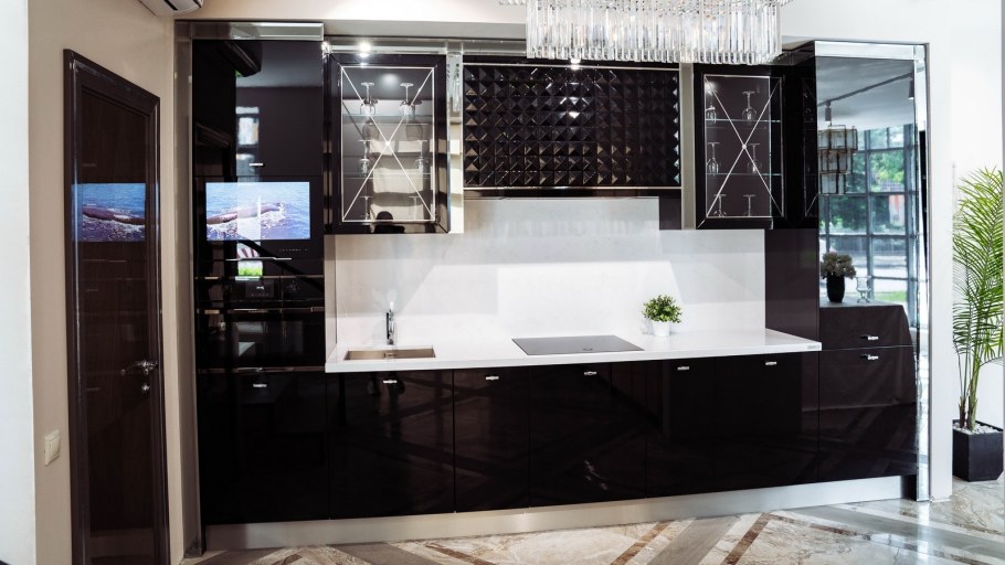 Линкруста в интерьере гостиной в стиле Неоклассика