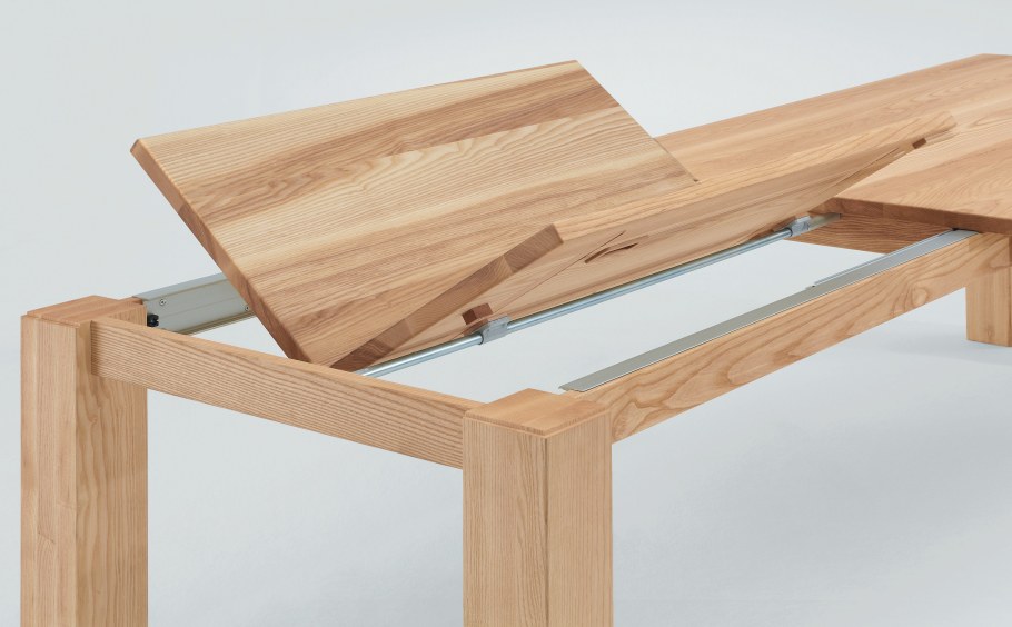 Раскладной столик из дерева