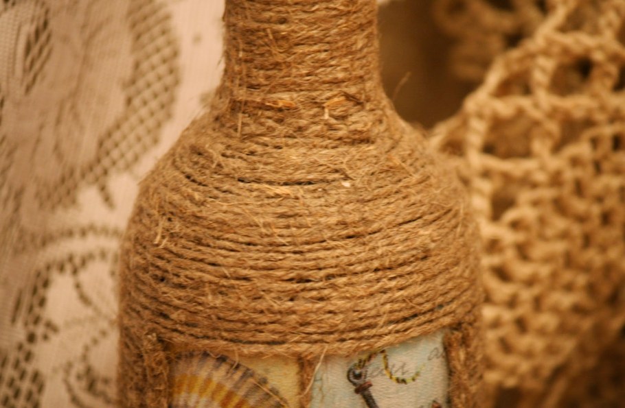 Бутылка обмотанная шпагатом