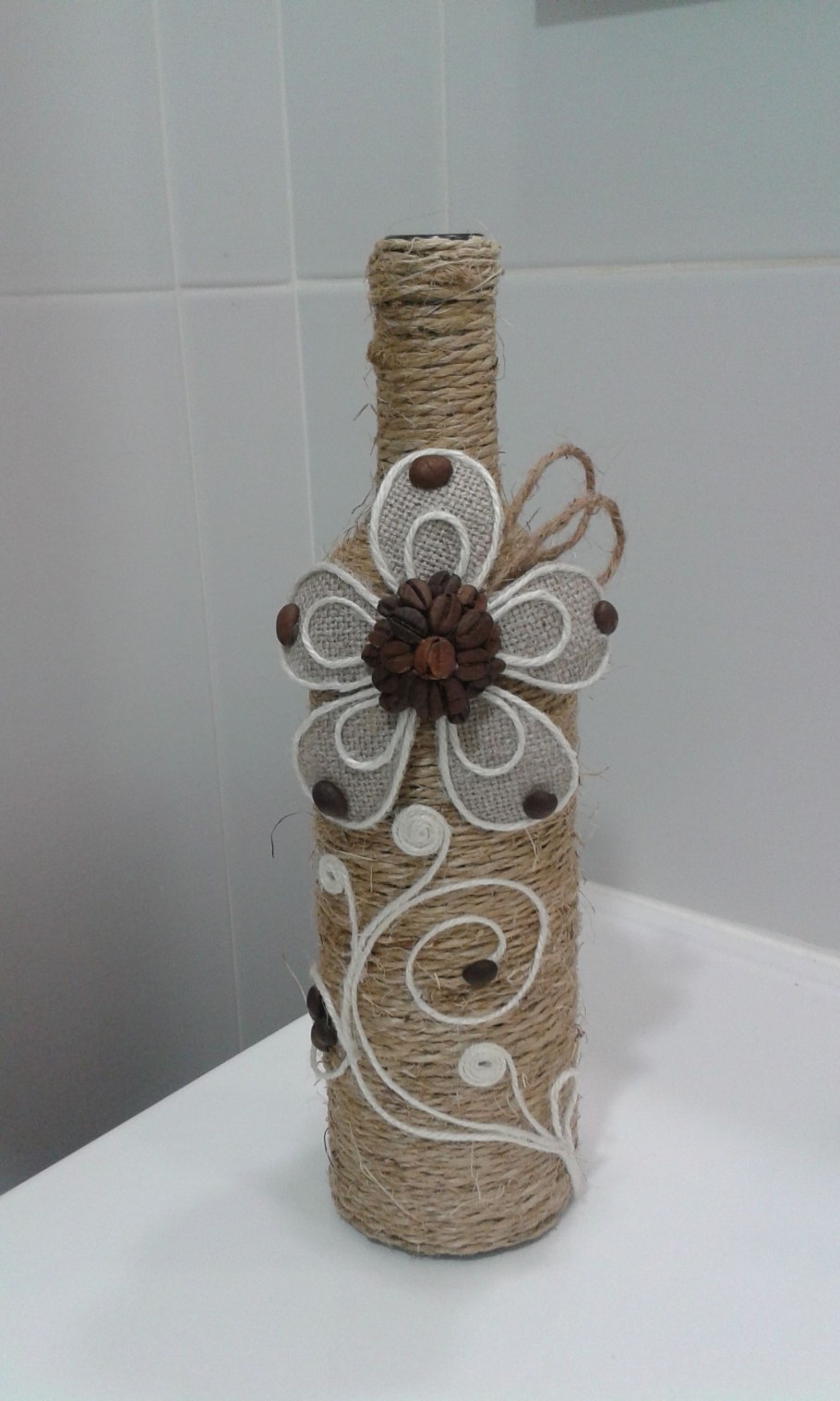 Бутылки декорированные джутом