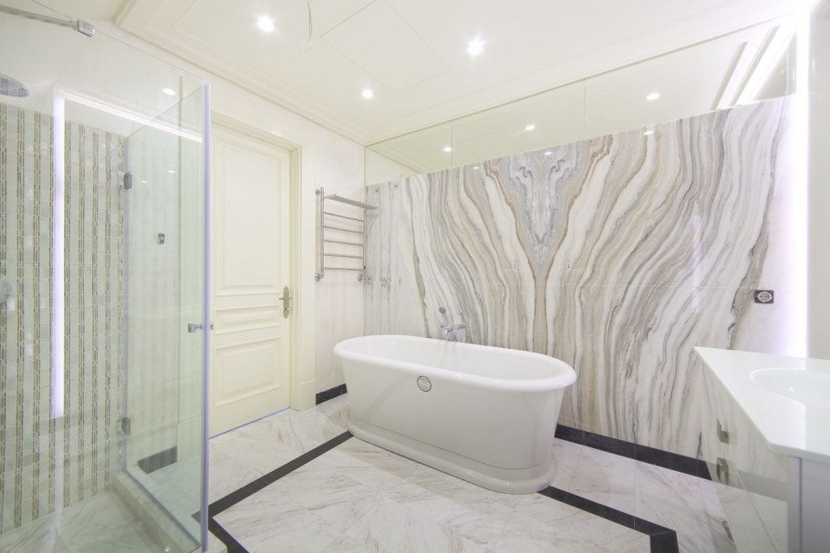 Ванная в белом ониксе