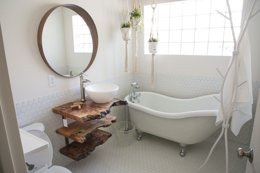 Полка из слэба в ванной