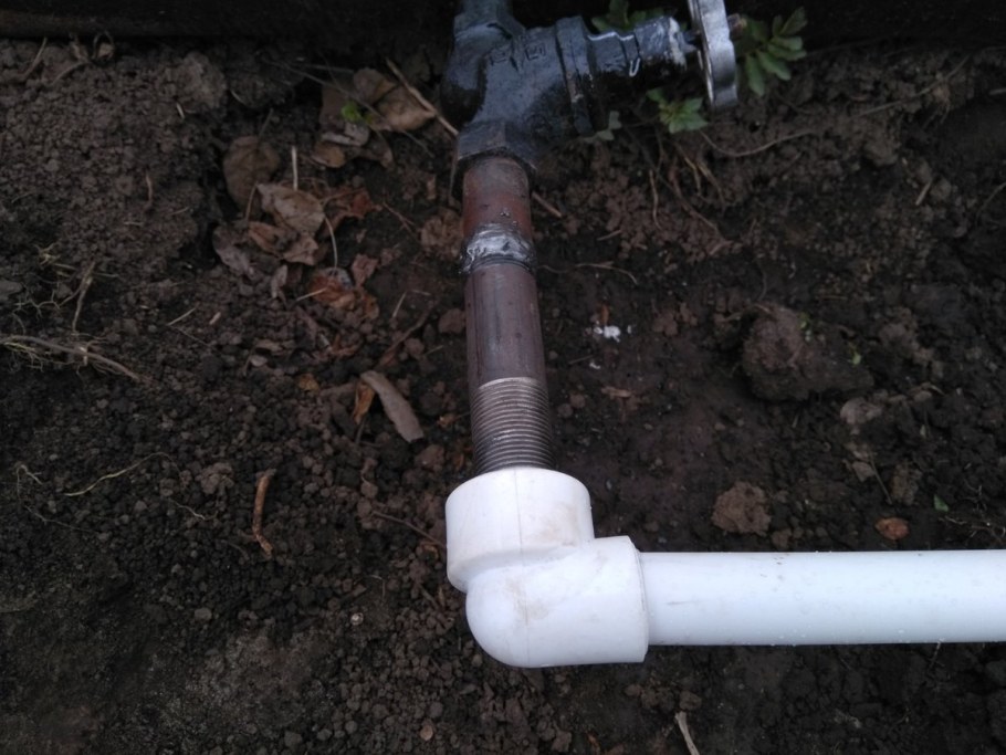 Пластиковые трубы для водопровода на даче