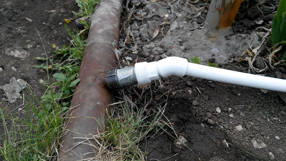 Водопроводная труба на даче