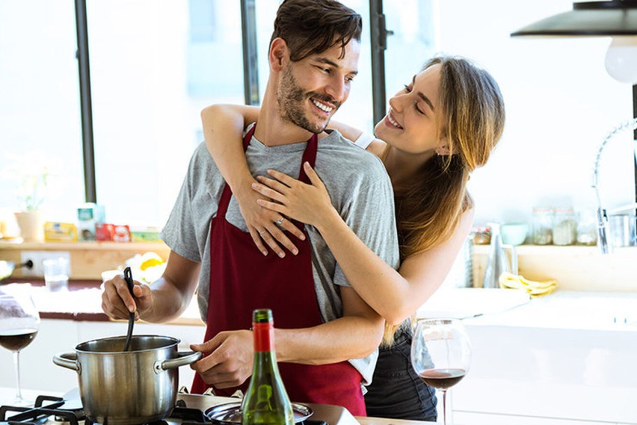 Мужчина и женщина на кухне