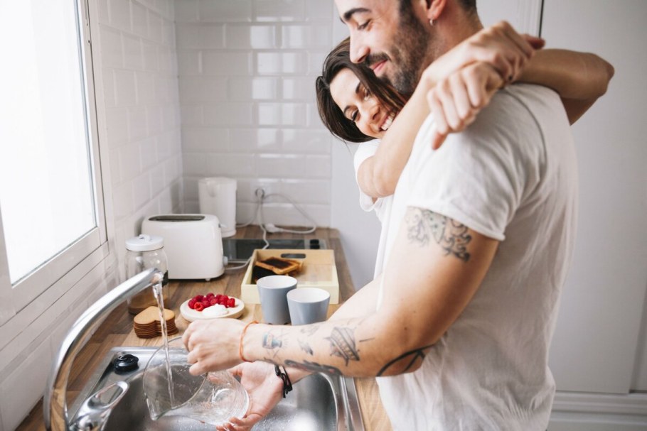 Мужчина моет посуду