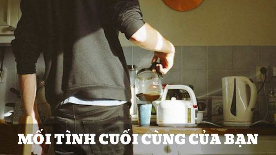 Мужчина на кухне спиной