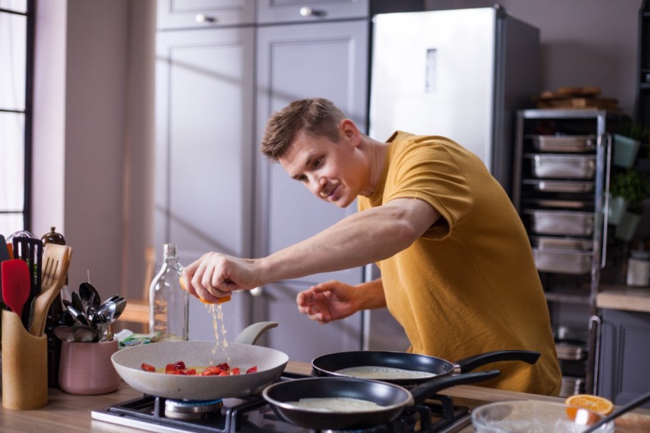 Мужчина готовит на кухне