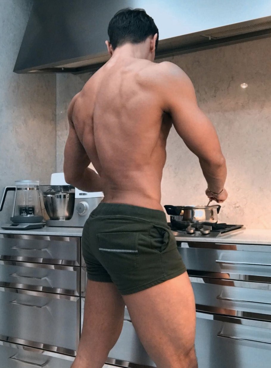 Парень готовит