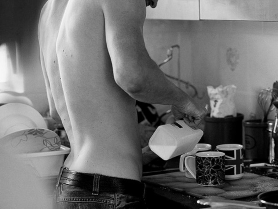 Мужская спина на кухне