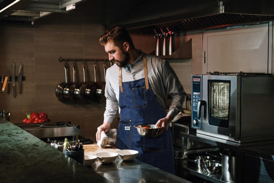 Мужчина готовит