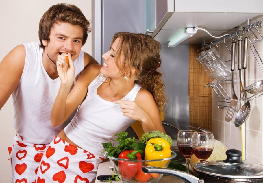 Мужчина и женщина на кухне