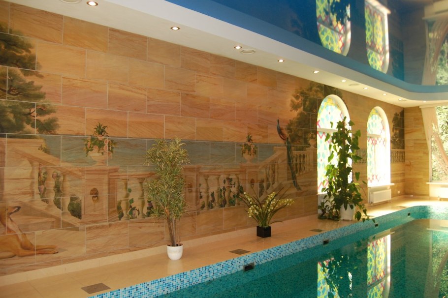 Фреска в прихожей с декоративным искусственным камнем