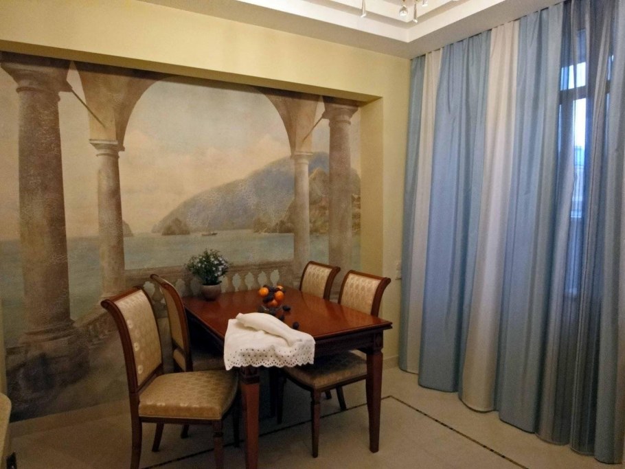 Обои под мрамор в интерьере кухни