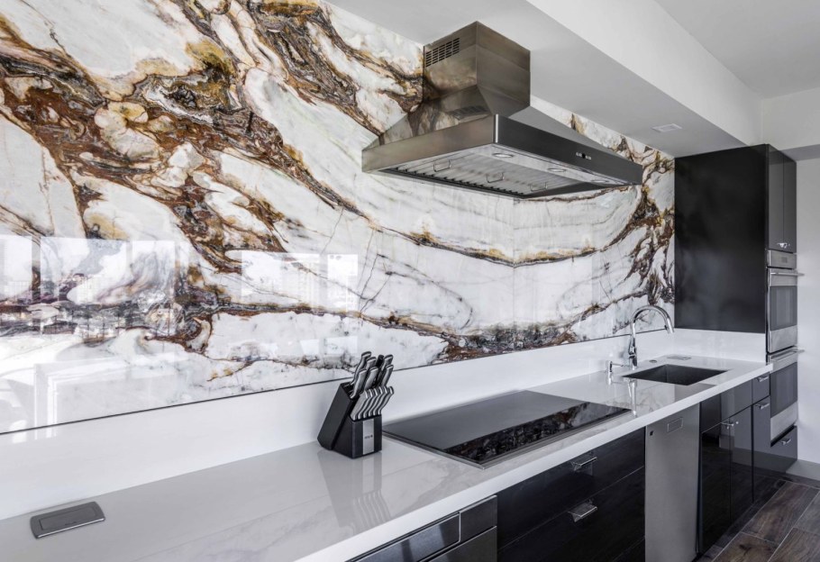 Мрамор на стене