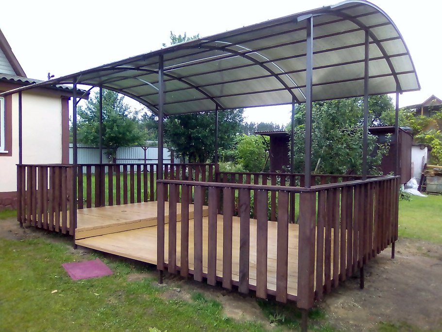 Беседка с четырехскатной крышей и мангалом