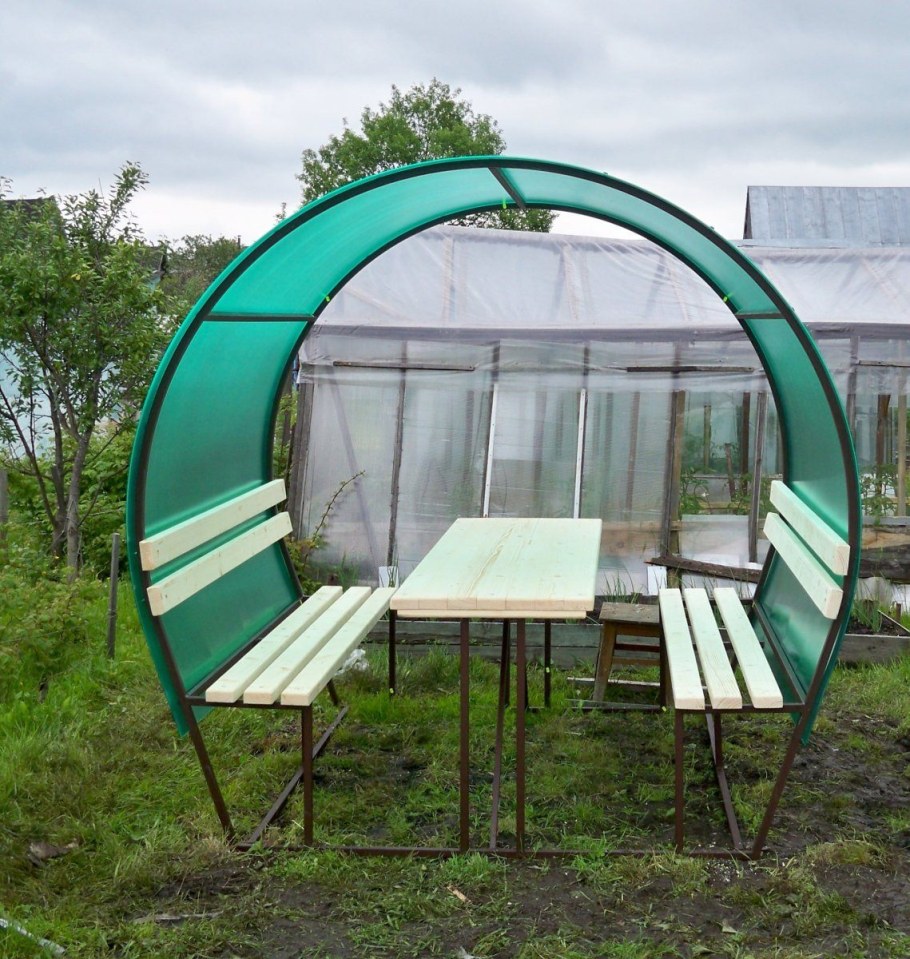 Беседка с элементами ковки