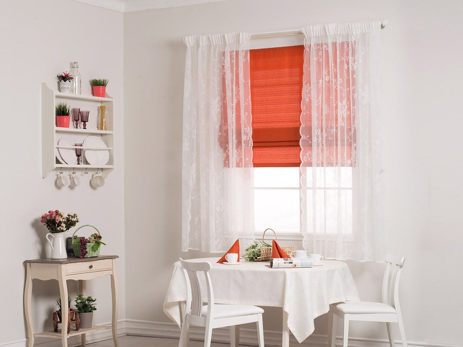 Тюль на кухне в интерьере