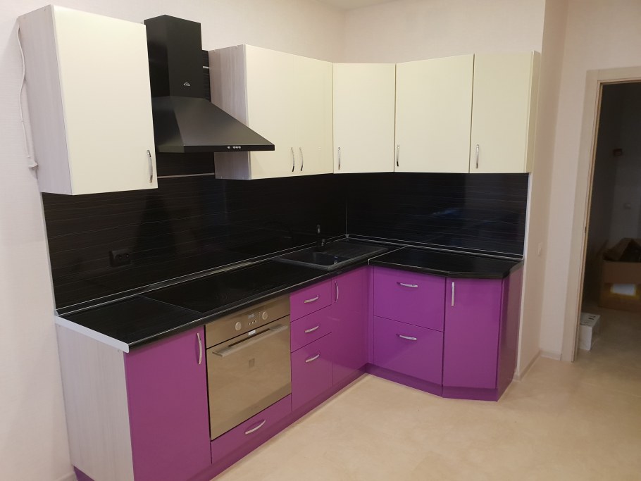 Двухцветные кухонные гарнитуры