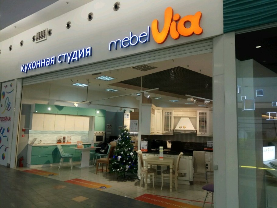 Белый диван