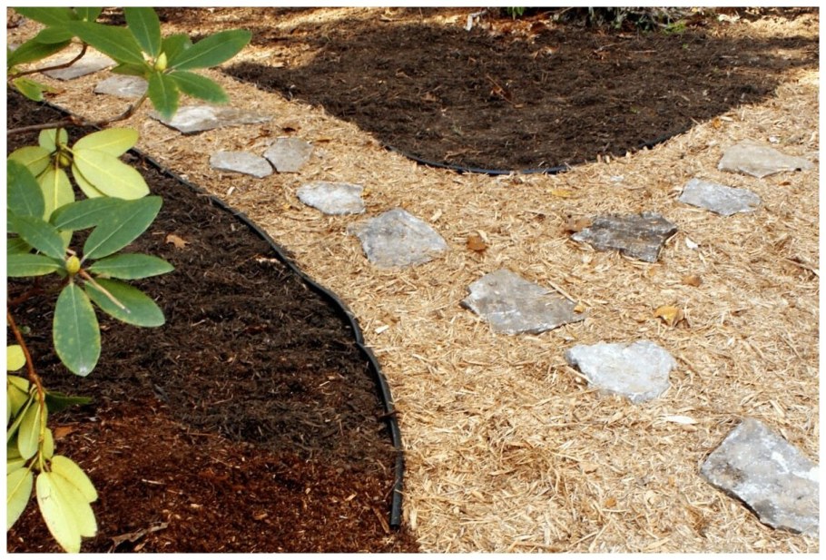 Мульчирование грядок камнями