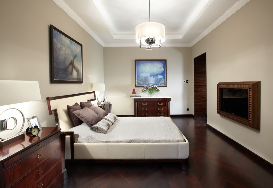 Спальня с темным полом