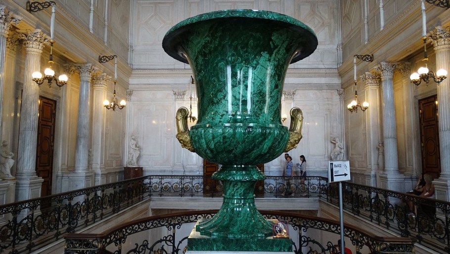 Малахитовая ваза в Эрмитаже