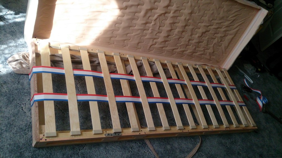 Каркас дивана с пружиной змейка