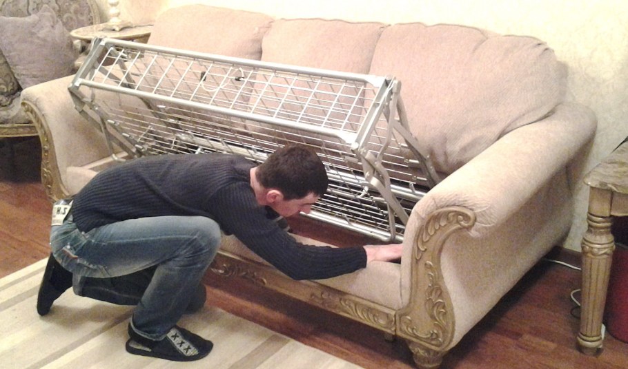 Старый диван с пружинами