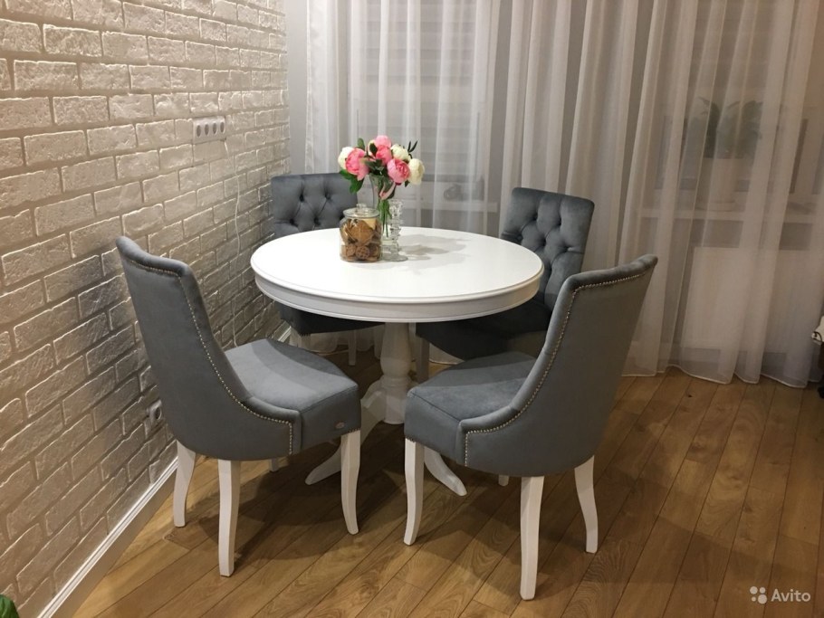 Красный диван в интерьере кухни