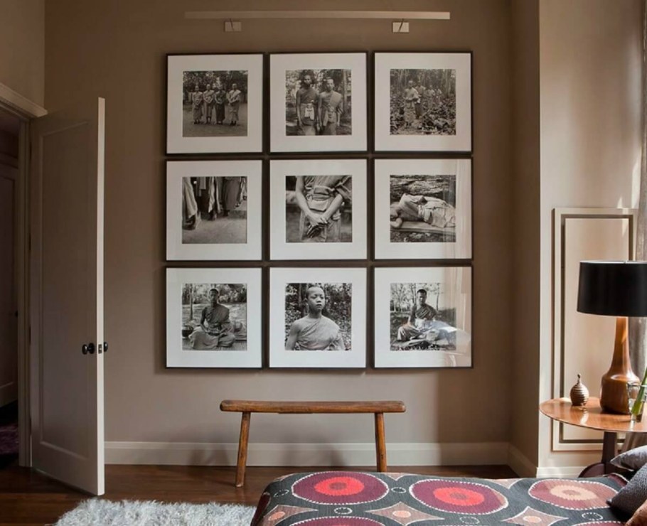 Развеска картин в галерее