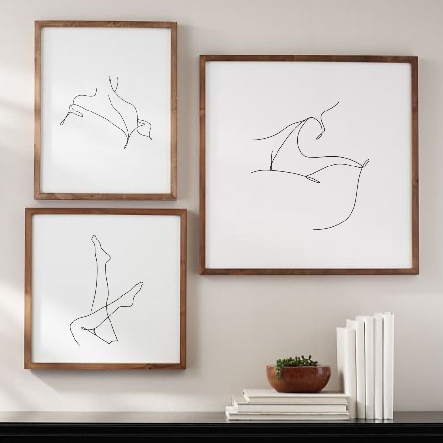 Картина в раме на стене