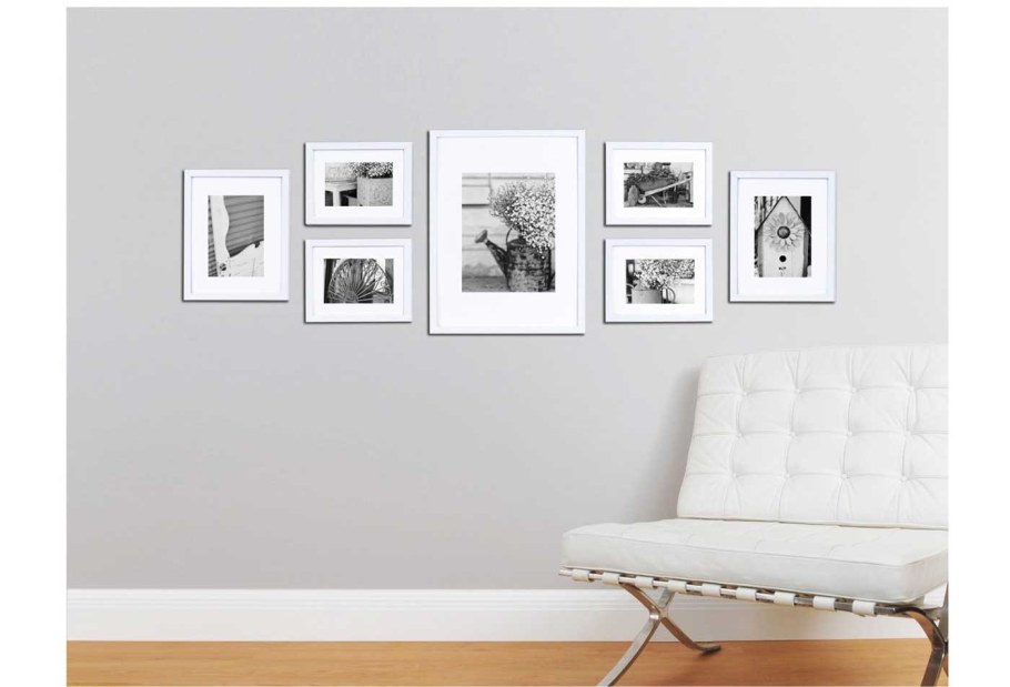 Белые фоторамки в интерьере