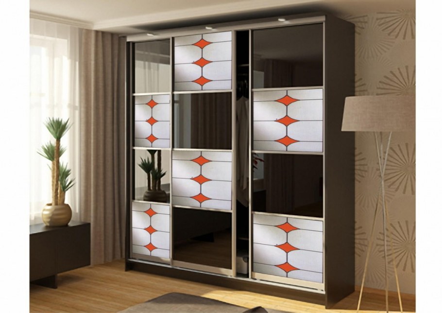 Шкаф купе трехдверный