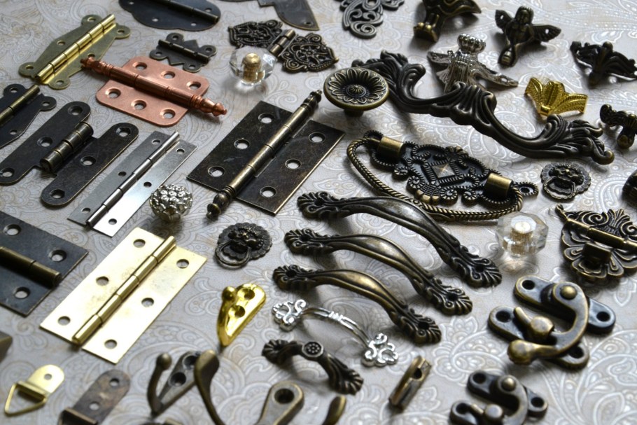 Металлическая фурнитура для мебели