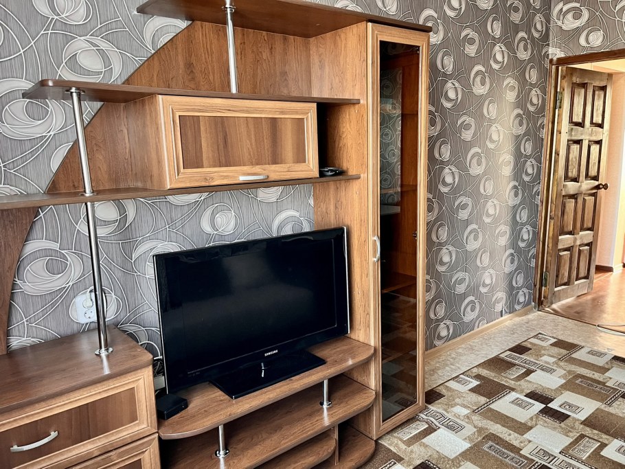 Стык обоев разных цветов