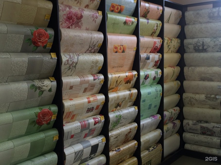 Натяжной потолок в гостиной