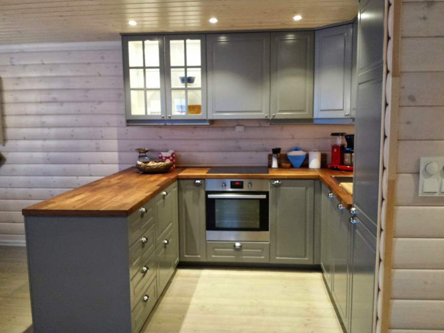 Икеа кухня Будбин белая столешница КАРЛБИ грецкий орех