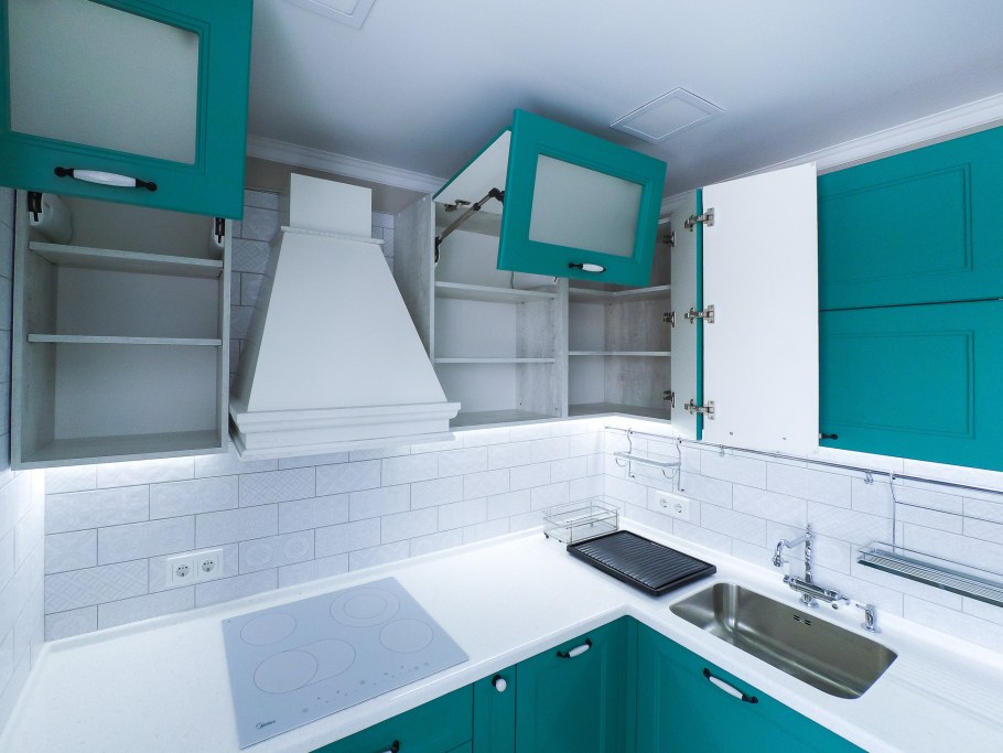 Бирюзовые маленькие кухни
