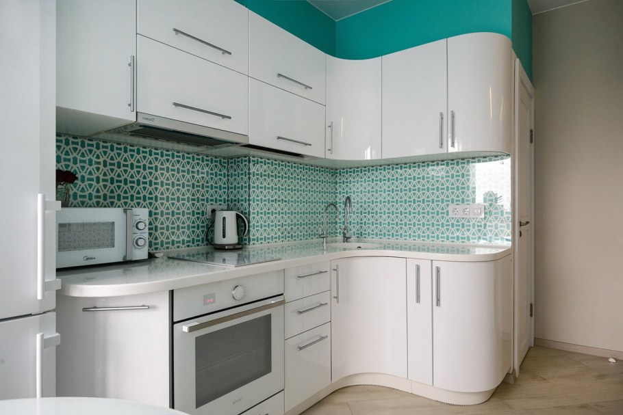 Мятно-белая угловая кухня