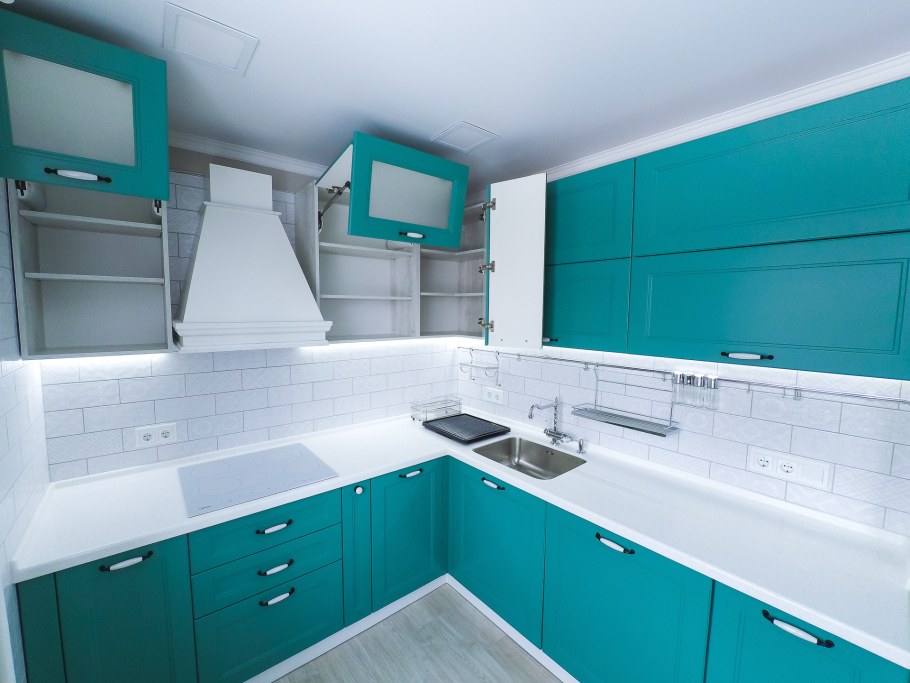 Бирюза в интерьере кухни