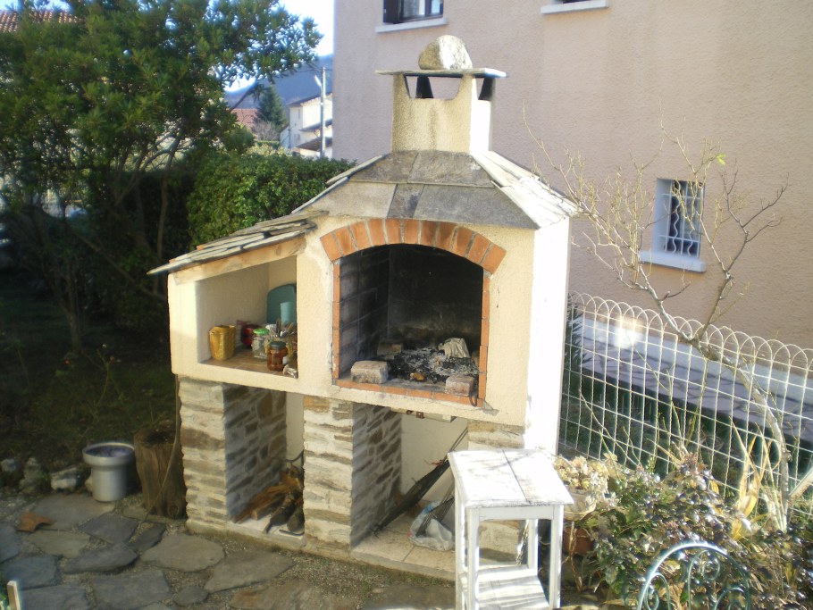 Камин в саду