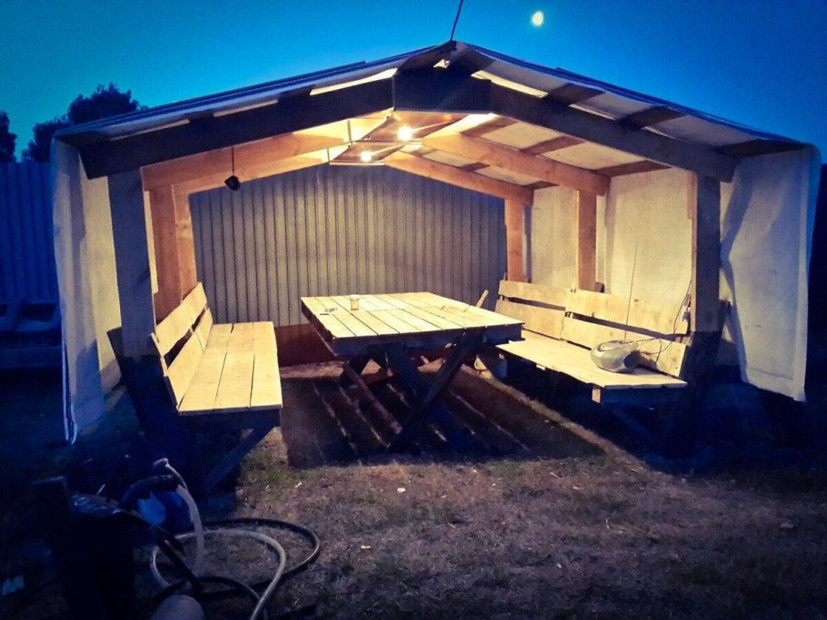 Беседка из подручных материалов